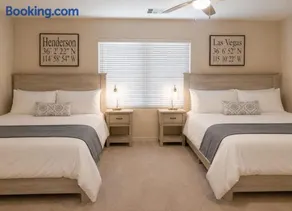 Spotless luxury 5 Bed 3 Bath home with private HEATED saltwater pool & spa, Level 2 EV station 3 King & 3 Queen - Image 3