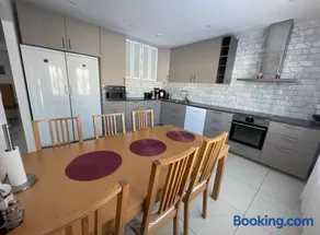 Beautiful terraced house with private parking - Image 2