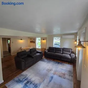 Big Barn Lodge - Farm House - Image 2