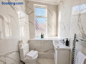 2 Bed House, Sleeps 5, Ideal for Contractors, St Helens, Long Term Stays Weekly & Monthly Offers - Image 3