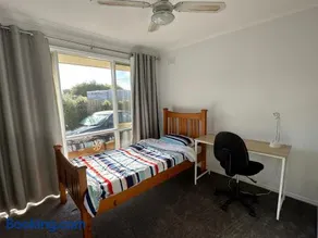 Comfy bed quiet neighbourhood - Image 1