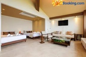 10 seconds to the sea, jacuzzi & BBQ available, ocean view from every room on the beach Terrace - Image 2