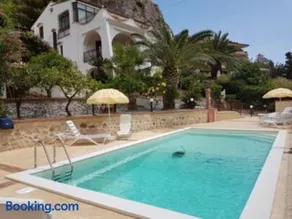 Villa del Golfo Urio with swimming pool shared by the two apartments it is essential to have a car - Image 1