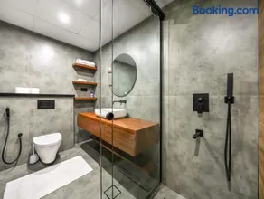 Luxury 2BR Apartment with Full Marina Views - Image 5