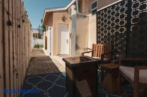 Renovated Stylish Guesthouse By Claremont With Private Patio - Image 2