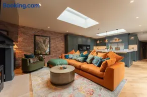 St James Cottage - Luxurious Dorset Escape in Idyllic Milton Abbas - Image 3