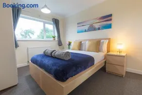 Leconfield Close - Comfy house and free parking - Image 2