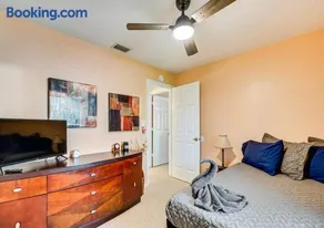 Cozy Bungalow Steps from Downtown Mount Dora - Image 1