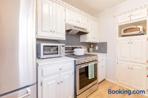 Cozy retreat and views near campus with gourmet kitchen - Image 4