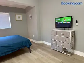 Modern cozy home with private patio - Sleeps 6 - Image 4