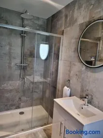Guesthouse- Deluxe Double Room - Image 4
