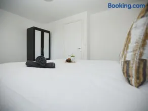 Gregor House By N And N Stays Modern four Bedroom House in Calne with Private Parking, perfect for teams or families staying in the area, Long stays welcome - Image 2