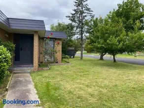Serene 4Bed2Bath House w Parking Near Mornington Peninsula - Image 3