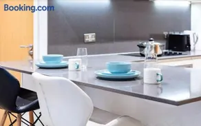 Modern 1-Bed Flat with Private Patio nr London Bridge - Image 2