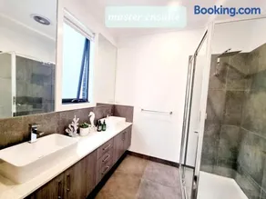 St Germain Estate 4 bedrooms Clyde North home - Image 2
