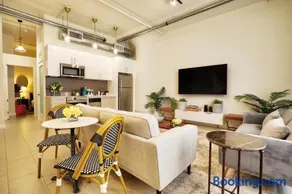 Classic Los Angeles Elegance in Downtown, Sleeps 4, Free Parking and 360 Degree View Roof Top Pool! - Image 2