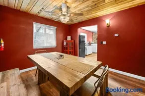 Golden Bear - Comfy cabin, short drive to the lake! Ping Pong and Pool Table! Darts and Air Hockey! - Image 4
