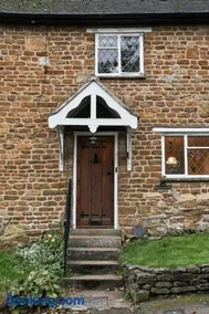 18th century cottage in Hook Norton - Image 2