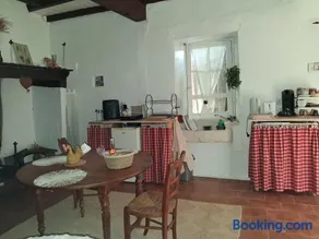 Les Cyprès d'Oc Maison d'Hôte ou Gîte avec piscine, vue et jardin - Image 2
