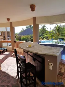 Luxury apartment with ocean view at the beach - Image 4