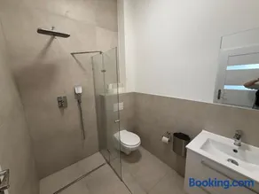 1 Room - Image 1