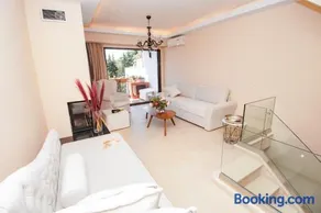 Ninos Luxury Apartment - Image 2