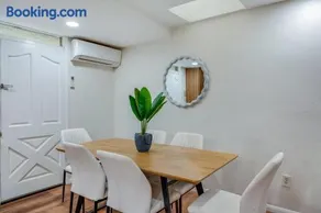 Newly Renovated Home Spacious Close 2 Hospital - Image 3