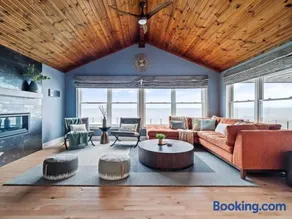 Lakefront Luxury - Kayaks - 4 Bedrooms - 3 Full Baths - Sleeps 8 - Image 1