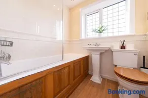 Ratby House - Spacious 3 Bed with Garden & Parking - Image 5