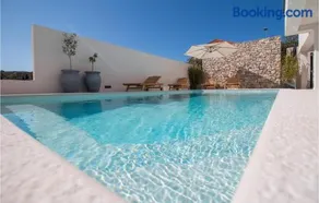 Beautiful Apartment With Pool - Image 3