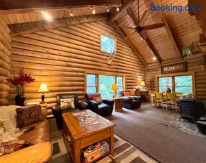Private Forest Lodge Near Silverwood Theme Park - Sleeps 10 - Image 2