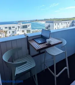 C8 Bay Apartments - Fistral Beach View - Newquay - Image 2