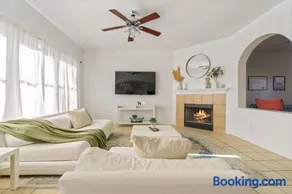 Spacious 8-Bed Home Near Tesla & Samsung Plants - Image 2