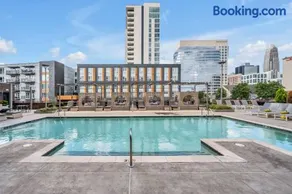 Urban Escape | Free Parking, Pool, Gym - Image 3