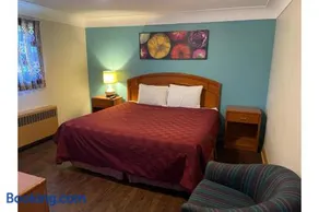 Queen's Motel Blenheim Near Lake Erie ON - Image 3