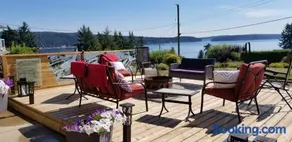 Cozy Quiet Suite with Private Hot Tub with Ocean Views - Image 1