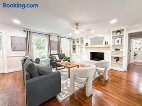 Beautiful Estate in 4 acres of land in Chapel Hill - Image 2