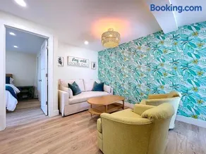 Get Seaduced by this 1 bed 1 bath charmer steps to beach and Bridge St - Image 2