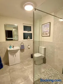 Modern family home - Image 5