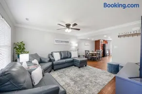 Luxury 3BR3BA Retreat l 2 King suites l 5 mins to Liberty University - Image 1