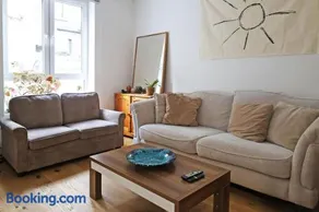 Bright Ground Floor Flat with Free Parking and Balcony Near Stoke Newington - Image 2