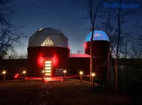 Stargazing Planetarium Treehouse Beaver Lake View - Image 1