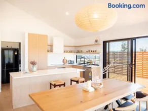 Luxurious Waterfront home in the North of Hobart - Image 4