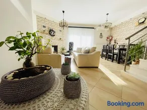 D & J Luxury House - Image 1