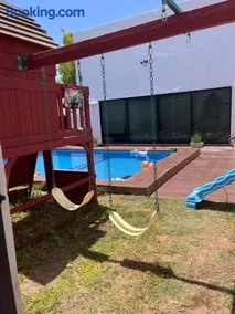Casa completa, 4 dormitorios, 7 camas dobles, 4 sofá cama, 3 baños 1 en planta baja, cocina equipada, consola Arcade, asador, juguetes para niños, plancha, secadora, cafetera, etc, fraccionamiento privado, zona de vías rápidas y toallas - Image 1