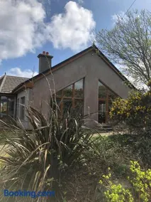 House with sea views close to Beach with WiFi and large kitchen and dining - Image 4
