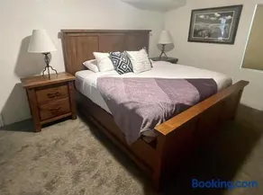 Modern Private Whole Unit 4 Bedroom Guest Suite King Bed - Image 5
