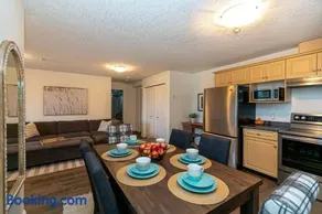 Cozy Renovated Oasis W Private Terrace & Parking - Image 2