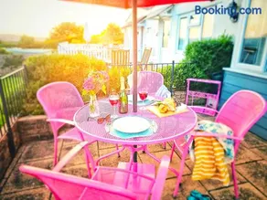 Dart Haven - cheerful holiday bungalow in Galmpton - Image 3