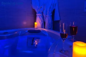 Séjour Romantique Jacuzzi intérieur Privé - Image 4